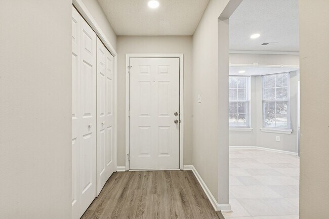 Foto del edificio - Hampton Townhouse-Move in Quick