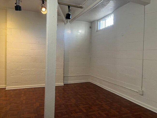 Foto del edificio - Large Affordable Basement Apartment