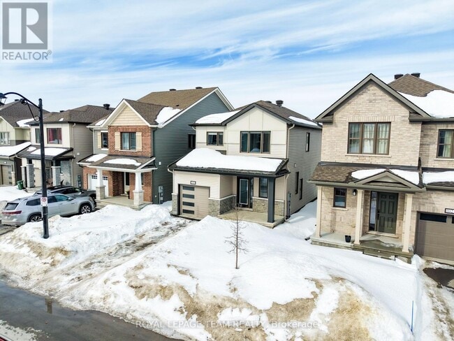 Building Photo - 1019 Showman St