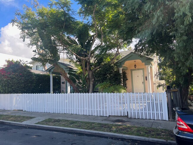 Vista frontal de la calle 2 - 810 Crestmoore Pl