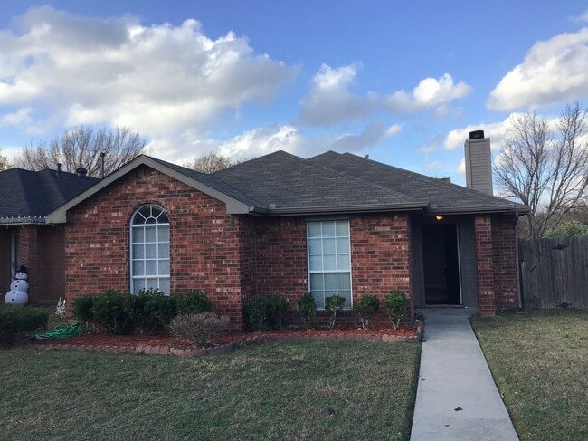 Building Photo - 300 Bryant Ln