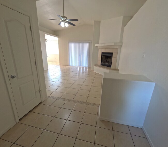 Building Photo - 1675 E Segovia Way