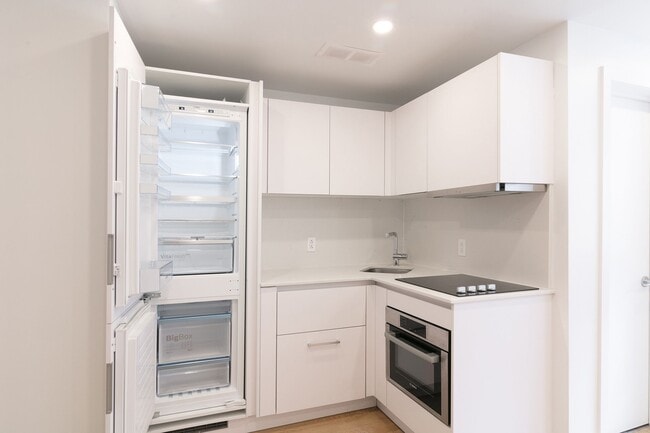 Building Photo - 25 Av des Pins O