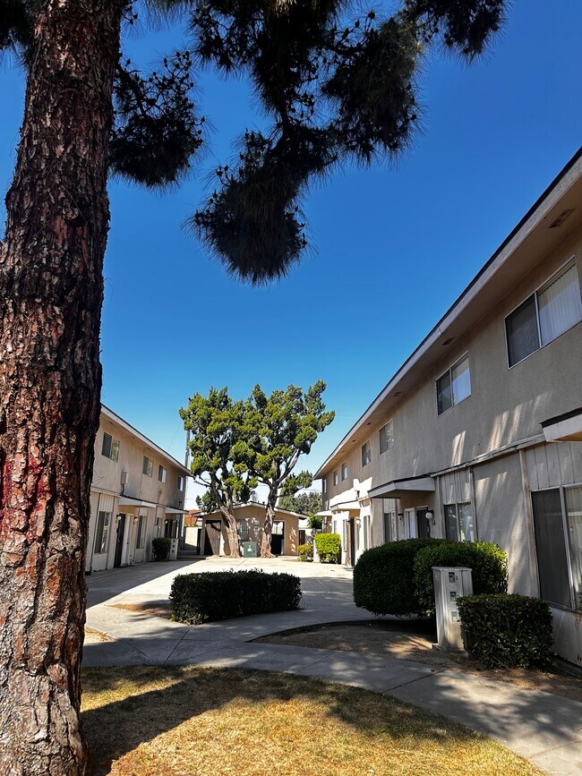 Foto del edificio - 2219 N Winery Ave