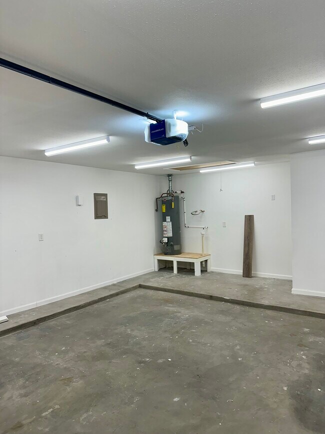 Building Photo - 484 Eagle Dr