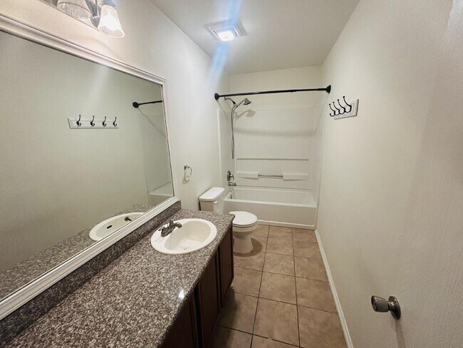 Foto del edificio - Beautiful 3 bedroom and 3 bathroom Home fo...
