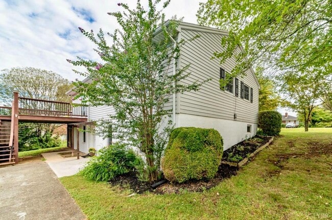 Building Photo - 633 Sandusky Dr