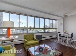 Foto del edificio - 8900 E Jefferson Ave