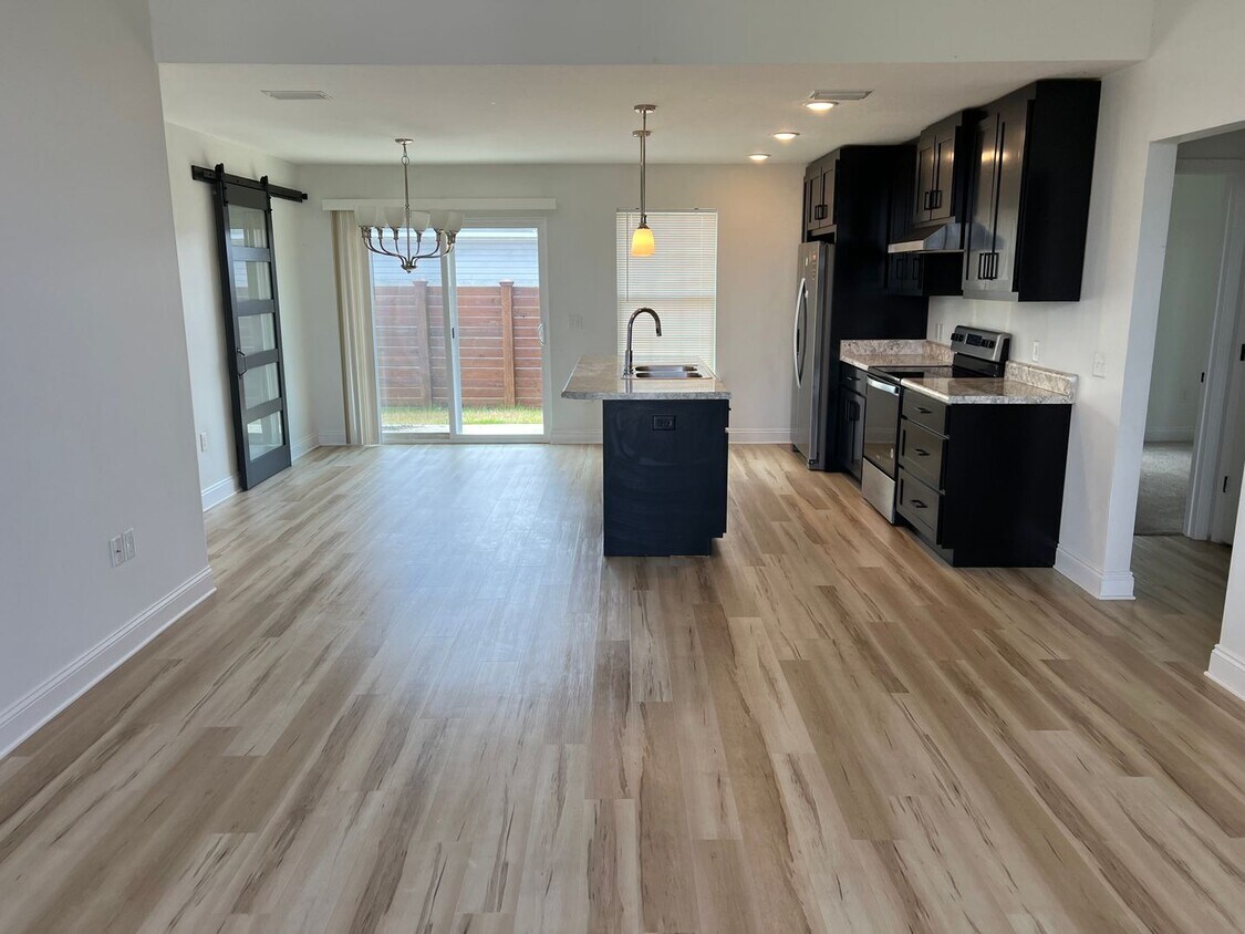 Foto del edificio - 4 bedroom 2 bath house