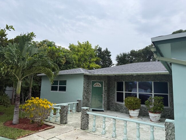 Front Porch Area - 850 SW 50th Ter