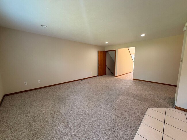 Building Photo - Charming 3 Bedroom - 3 Bathroom Duplex!