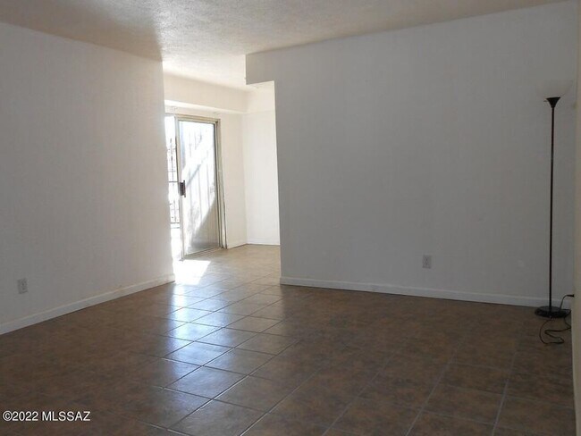 Foto del edificio - 1620 N Wilmot Rd