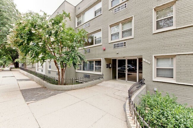 Building Photo - Two Bedroom Beauty in Petworth! Two Parkin...