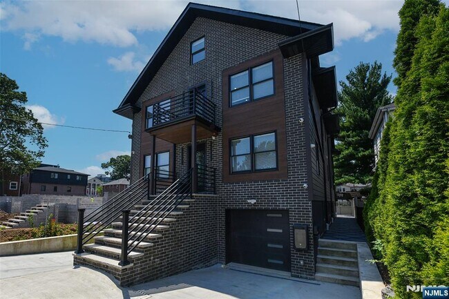 Foto del edificio - 332 Coolidge Ave