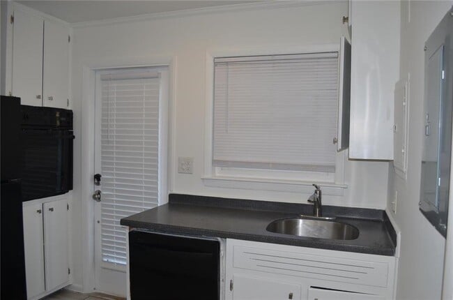 Building Photo - 3510 Roswell Rd