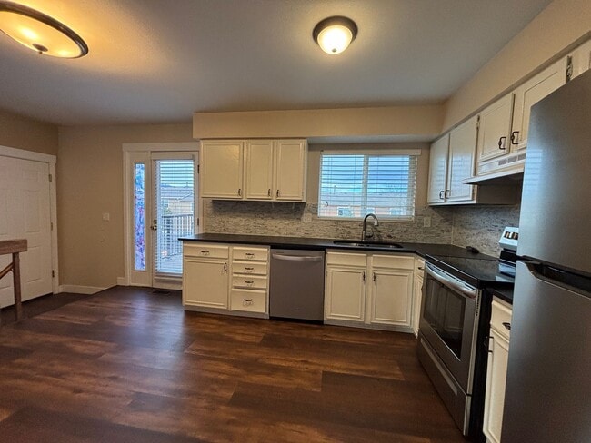 Foto del edificio - 5 Bed, 2 Bath Ranch-style w/ A/C! - Available Now! - MileStone Real Estate Services