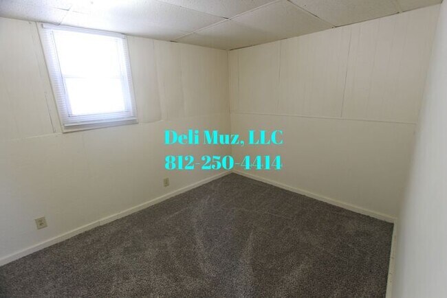 Building Photo - Recently renovated and gorgeous inside 4 B...