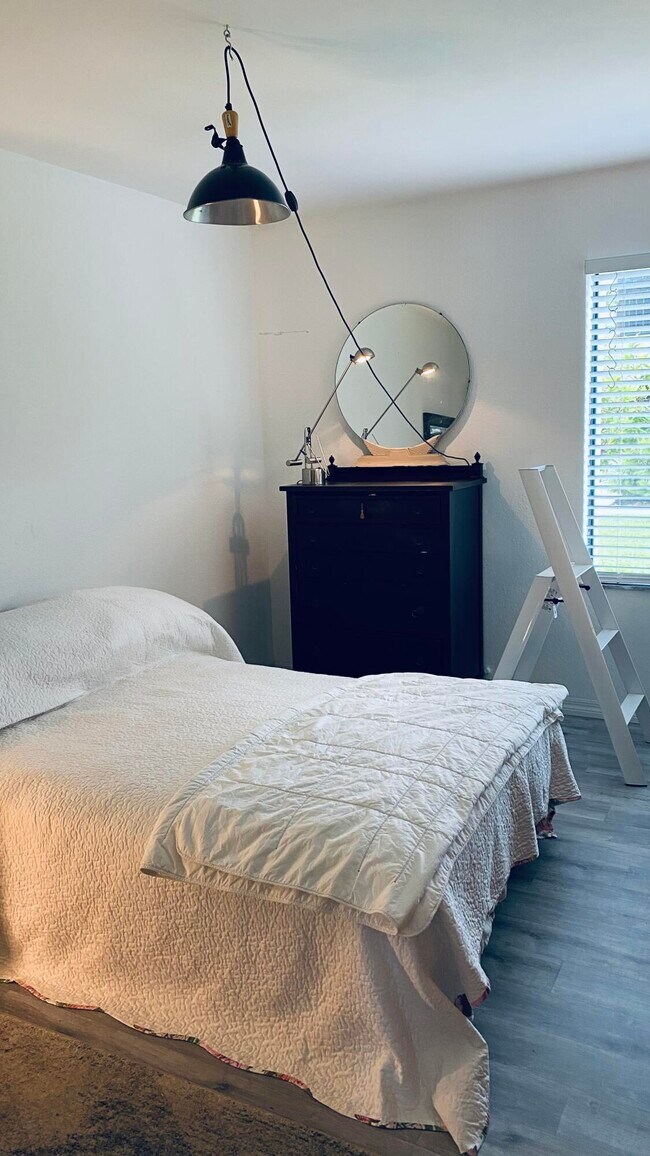 Building Photo - 150 Pineview Rd