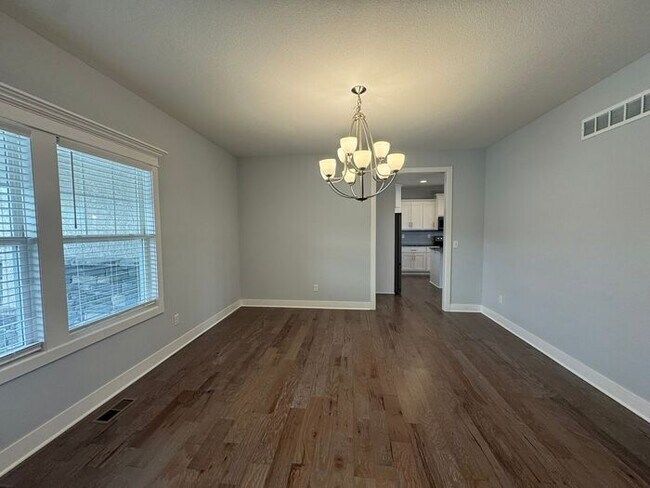 Building Photo - Luxury 5BR 4 BA Home w/ Pool and Clubhouse Access in GREAT location!