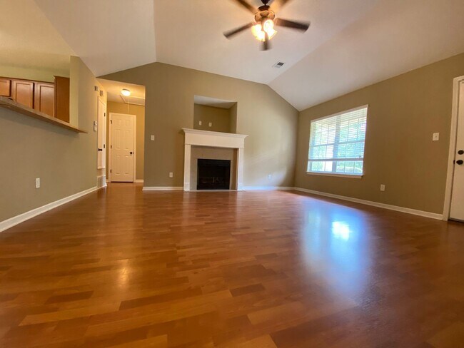 Foto del edificio - SPRING LAKE ADORABLE HOME with Backyard Fence