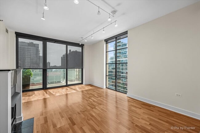 Building Photo - 744 N Clark St