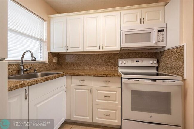 Building Photo - 8460 Sunrise Lakes Blvd