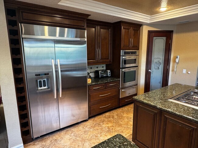 Building Photo - Custom Estate