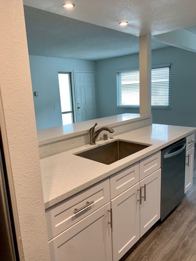 Building Photo - Upgraded Carpinteria Townhome- Great Commu...