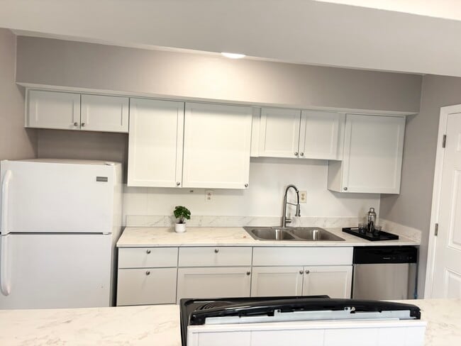 Building Photo - Birchwood Dr