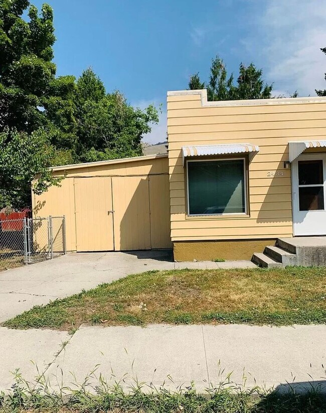 Building Photo - $2,700 - 4 bed/2 bath House with fenced yard