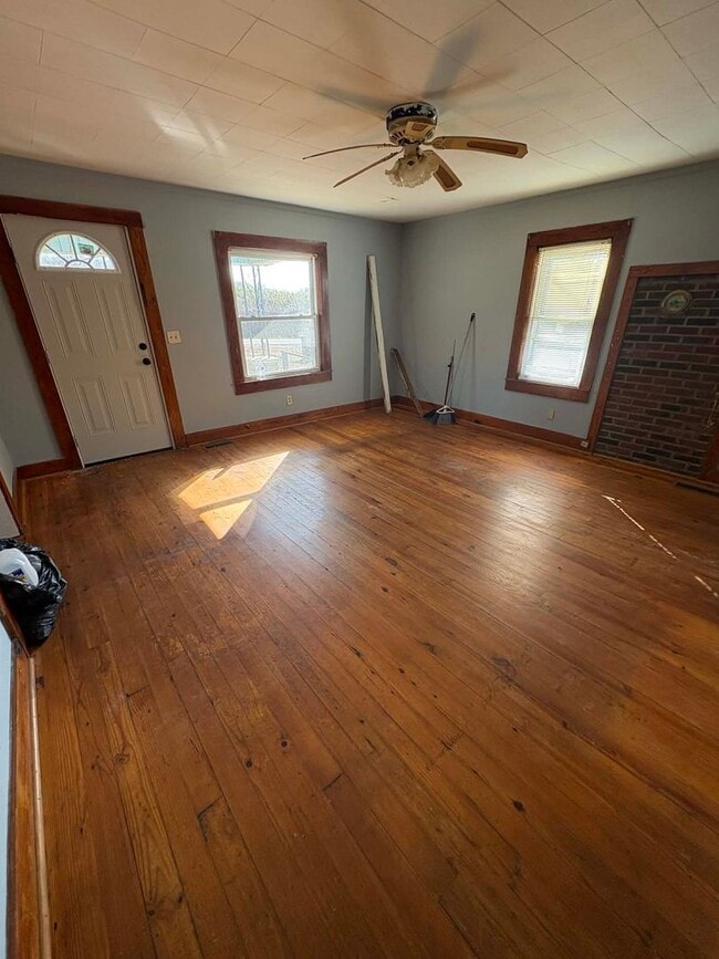 Building Photo - Country Living!