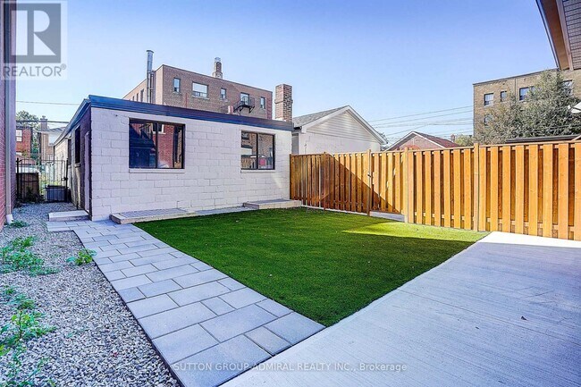 Photo du bâtiment - 166 Vaughan Rd