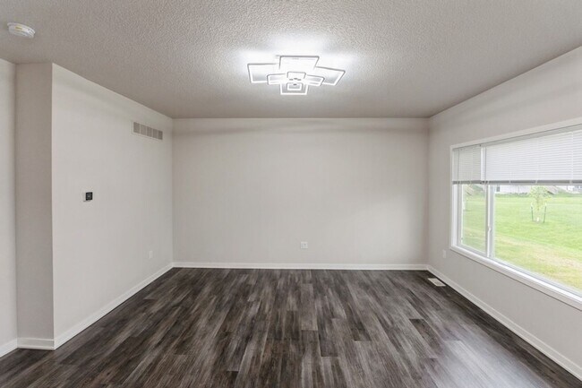 Foto del edificio - PERFECT LOCATION!!  3 Bedroom, 2.5 Bathroom Home in Urbandale!