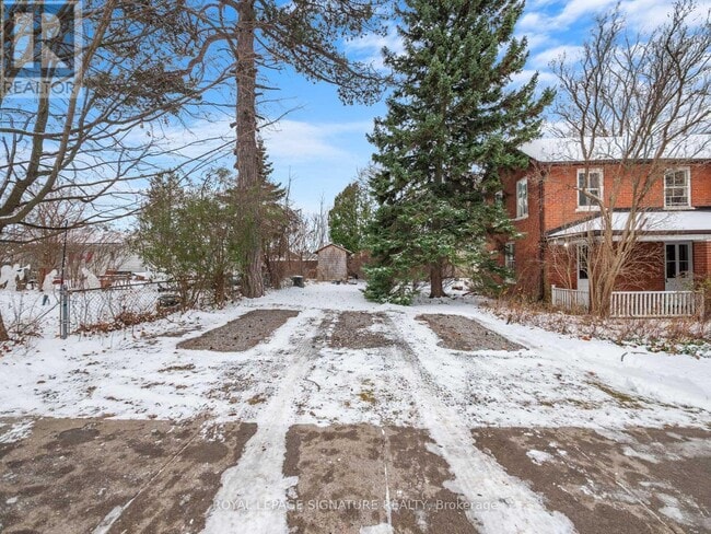 Building Photo - 265 College St