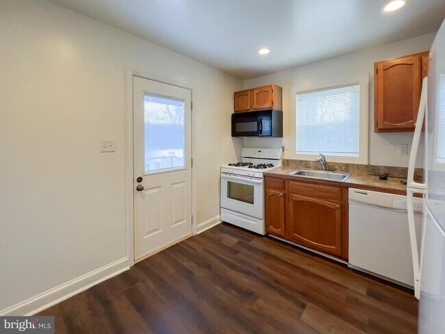 Building Photo - 3401 Groveton St