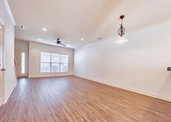 Building Photo - 4 Amity Ln
