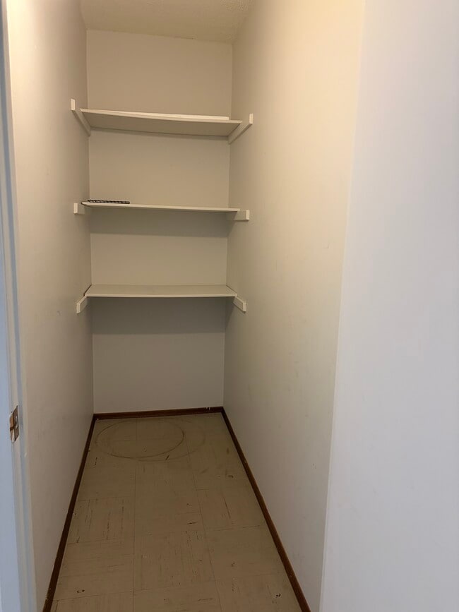 Building Photo - Spacious One-Bedroom Apartment in Beautiful Sunnyside