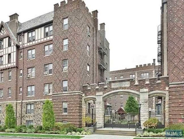 Building Photo - 275 Engle St