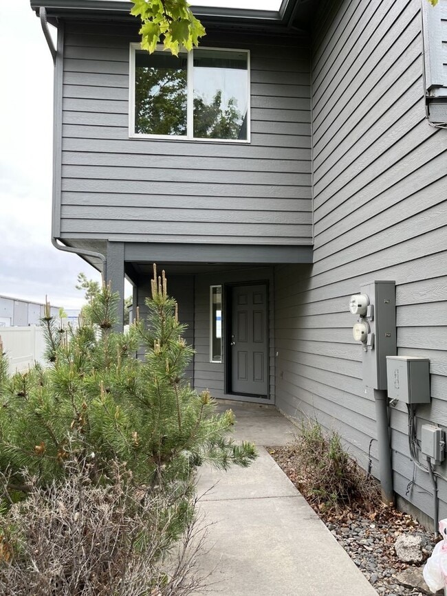 Building Photo - Large 3 bedroom, 2.5 bath, 1 car garage, fenced back yard townhome recently remodeled