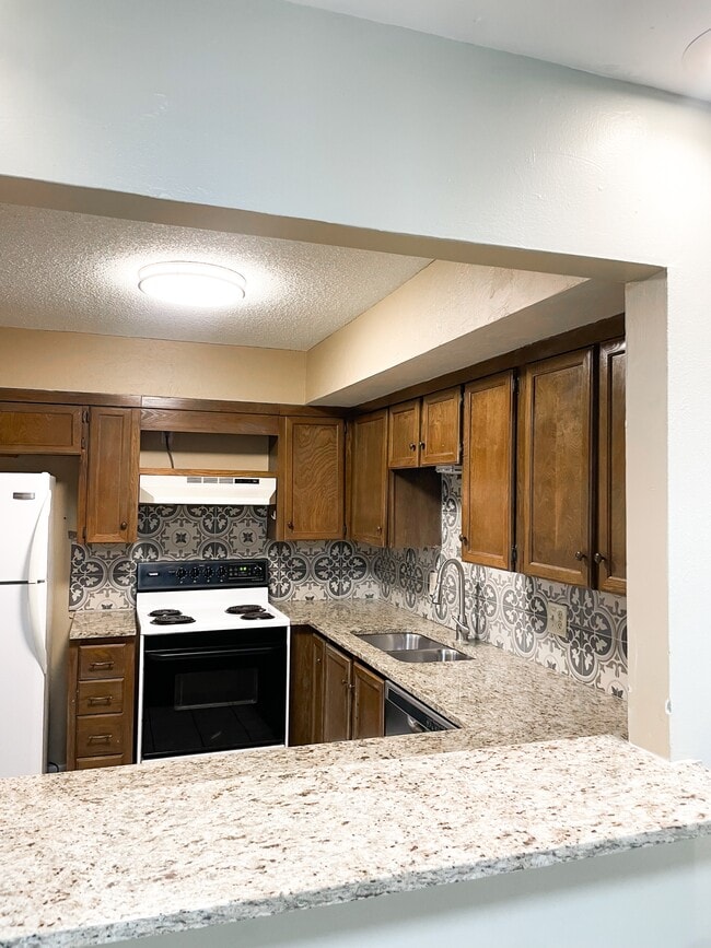 Foto del edificio - 12307 Cedar Springs Ln