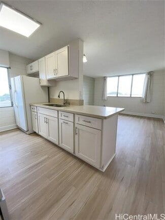 Building Photo - 633 Nalanui St