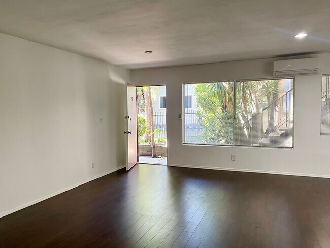 Unidad 5 - Sala de estar - 3436 Vinton Ave