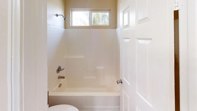 Building Photo - Beautiful Newly Upgraded 4 bedroom 3 bathr...