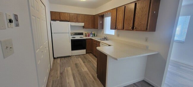 Building Photo - 2 bedroom 1 bath with garage ** Move-In Special