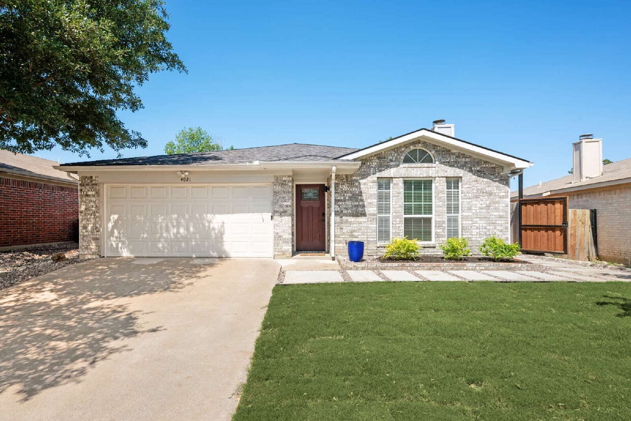 Renovated 3BR | Open Concept | Large Outdoor Space | Keller ISD - Charming Modern Home with Chef’s Kitchen & Spacious Outdoor Living