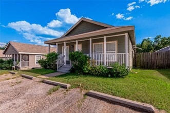 Building Photo - 121 Varsity Dr