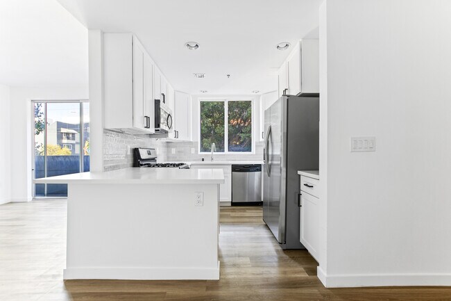 Cocina bellamente remodelada - 900 S Harvard Blvd