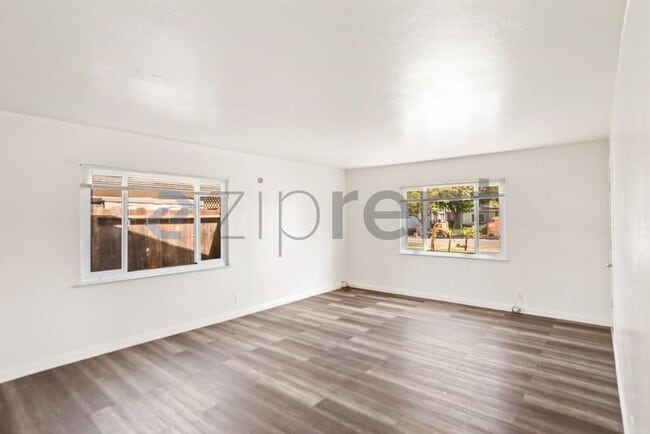 Building Photo - Unit