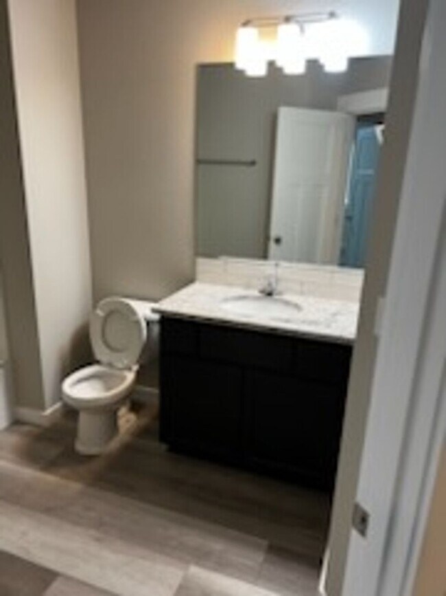 Foto del edificio - Whether you just want the extra room or need it for your family, our townhomes are calling!!