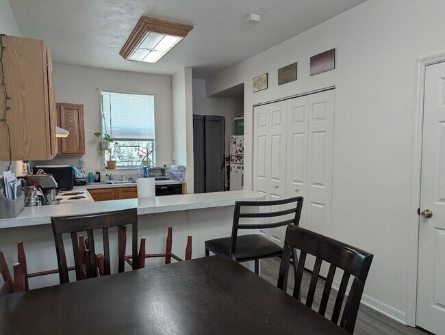 Foto del edificio - Kensington South 2-2.5 Condo